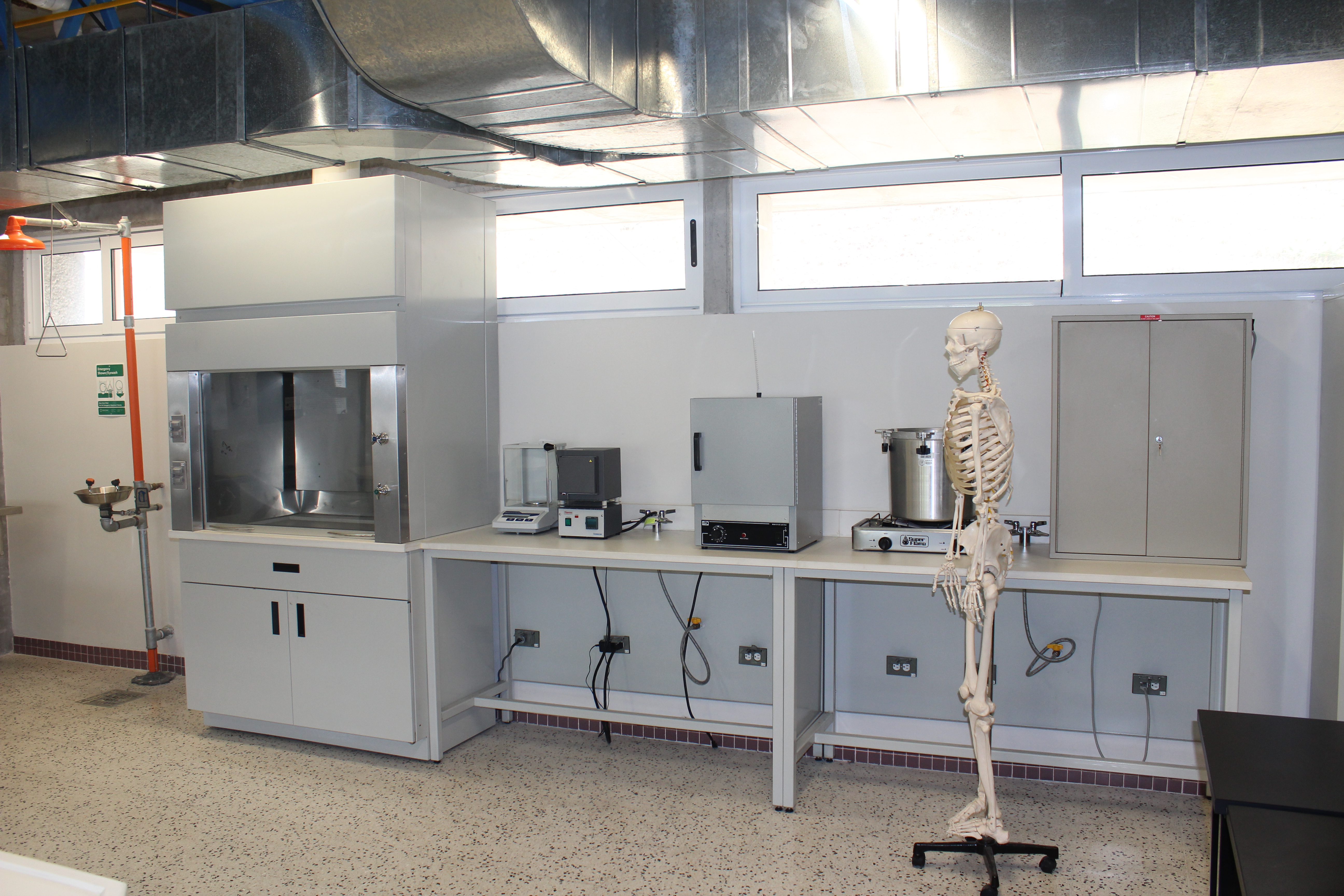 Mesa con campana de extracción